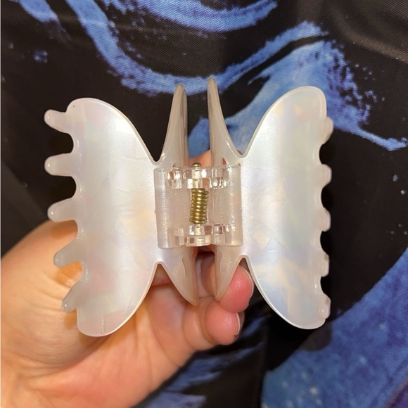 White Marbled Butterfly Claw Clip - Picture 2 of 4
